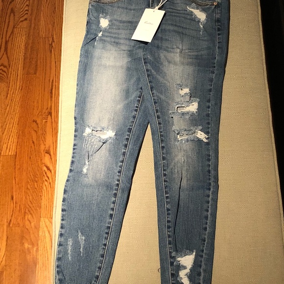 Distressed Skinny Jeans. - Picture 5 of 8